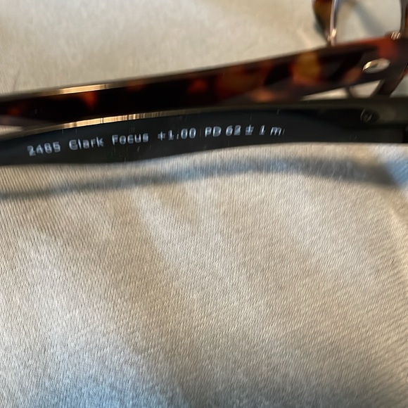 Lot of 2  reading glasses women’s 1.0 magnification 1 tortoise, 1 black - Picture 3 of 4